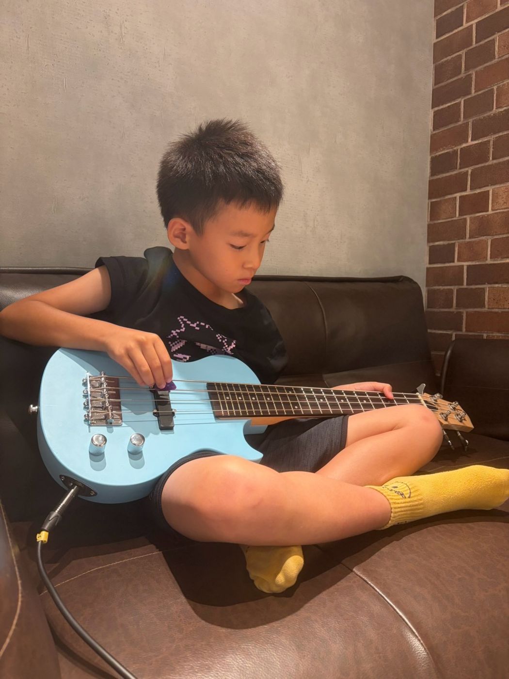 孩子在慕尼克音樂板橋教室抱著藍色 Bass