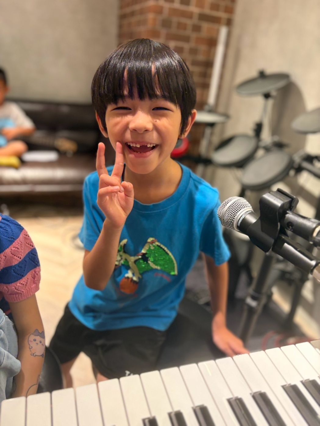 孩子在慕尼克音樂板橋教室的鍵盤和麥克風前