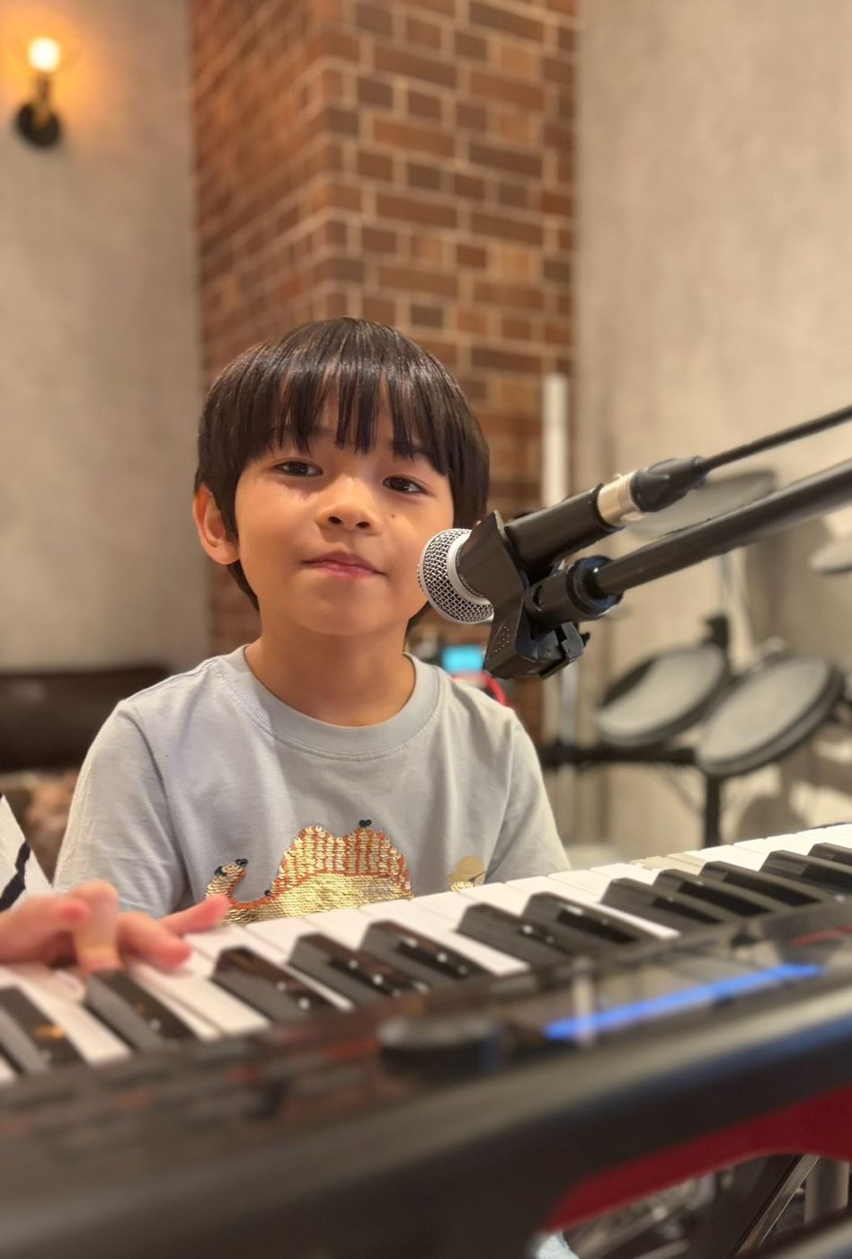 孩子在慕尼克音樂板橋教室對著麥克風唱歌